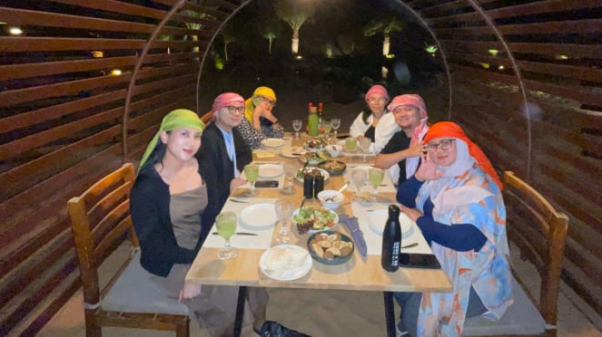 Cena en medio del desierto de Dubai