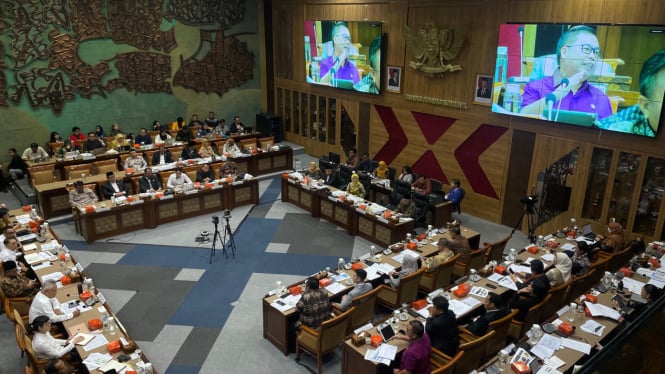 Komisi X DPR RI rapat kerja bersama Kementerian Pendidikan Dasar dan Menengah di Kompleks Parlemen, Senayan, Jakarta Pusat, Rabu, 6 November 2024