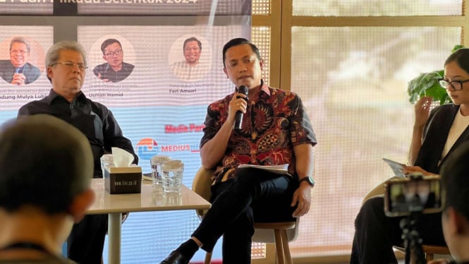 Ketua DPP PDIP Ronny Talapessy (tengah)