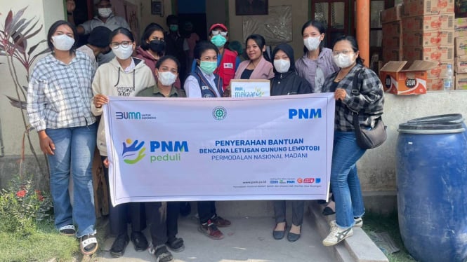 PNM Peduli menyerahkan bantuan bencana erupsi Gunung Lewotobi