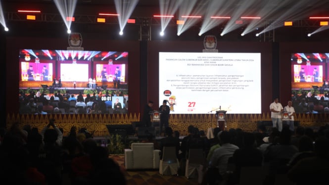 Debat Kedua Pilgub Sumut 2024, di Santika Premiere Dyandra Hotel & Convention, Kota Medan.(B.S.Putra/VIVA)