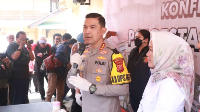 Kapolresta Bogor Kota Kombes Pol Bismo Teguh Prakoso menunjukan hasil kreatif siswa yang dibina dalam program SKCK Goes To School. VIVA/Muhammad AR