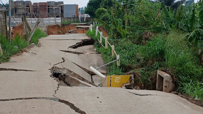 Lokasi ambles dan longsornya jalan di Tangerang.