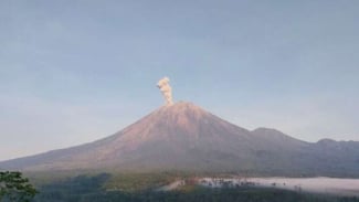 Gunung Semeru Beberapa Kali Erupsi Disertai Letusan hingga 1 Km di Atas Puncak Mahameru