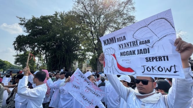 Aksi demo adili Jokowi yang dipusatkan di depan eks kantor Jokowi dan Gibran di Balai Kota Solo.