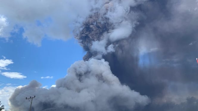 Gunung Lewotobi Laki-laki di Kecamatan Wulanggitang, Kabupaten Flores Timur, Nusa Tenggara Timur (NTT), erupsi pada pukul 11.15 WITA, Kamis, 7 November 2024.