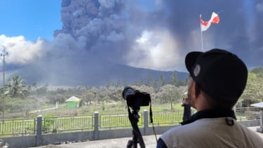 Petugas memantau erupsi Gunung Levotobi Mena dari Observatorium Gunung Levotobi Men di Wulangtang, Flores Timur, Nusa Tenggara Timur, Kamis, 7 November 2024.