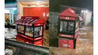 Viral Gerobak Fried Chicken Terseret Arus Banjir di Bandung, Saksikan Momen Dramatis