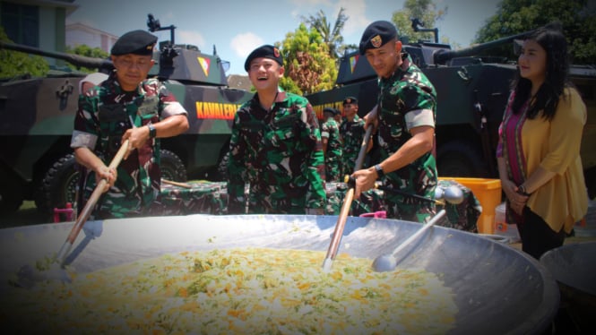 VIVA Militer: Mayjen TNI Eko masak bareng Bobon Santoso