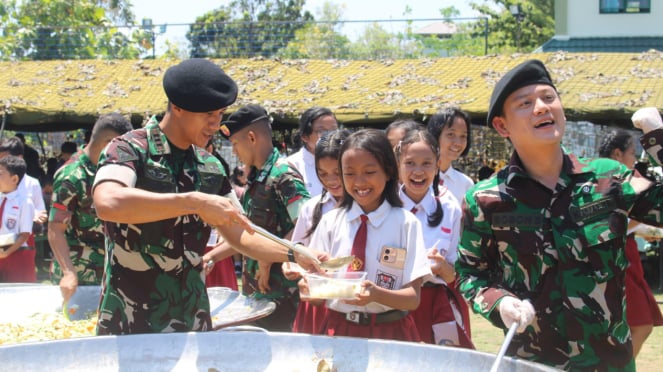 VIVA Militar: Major General TNI Eko cozinha com Bobon Santoso