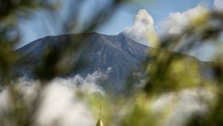 Letusan Gunung Marapi Lontarkan Abu Vulkanik Berwarna Kelabu Pekat