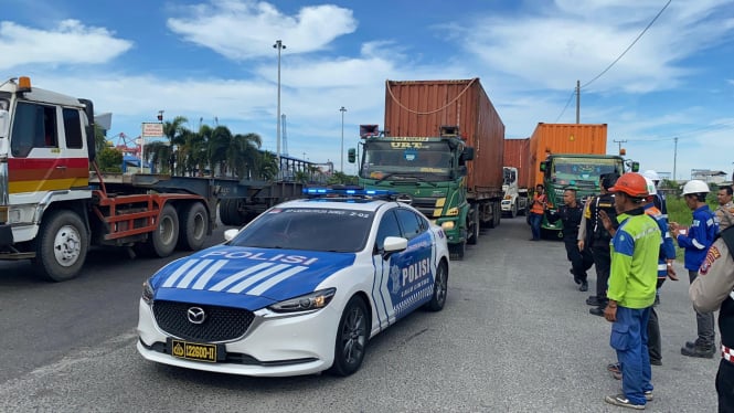 Polda Sumut kawal pengiriman logistik Aquabike dari Pelabuhan Belawan hingga ke venue Polda Sumut.(dok Polda Sumut)