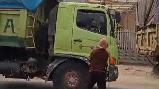 Warga Tangerang Ngamuk, Hancurkan Sejumlah Truk Usai Tabrak Anak Kecil