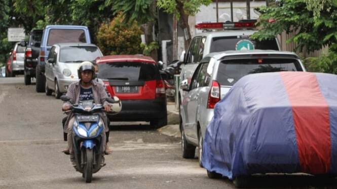 Ilustrasi parkir mobil di pinggir jalan atau depan rumah