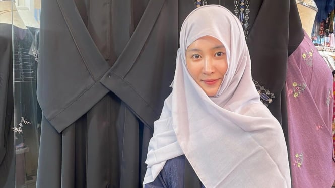 Pose Yuri SNSD berhijab saat berada di Arab Saudi