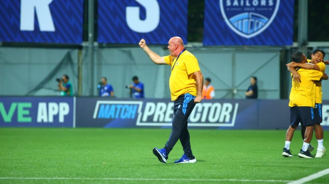 El entrenador del Persib, Bojan Hodak, celebra el gol de su equipo contra el Lion City Sailors en la AFC Champions League 2 (Doc 2024 AFC) 