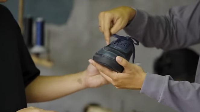 Sapatos da marca Hirka feitos de pele de garra de frango – Foto: Captura de tela do Youtube SATU Indonésia