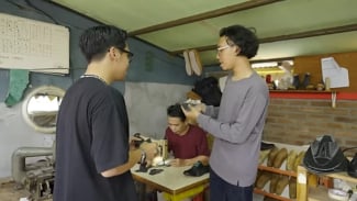 Pertama di Dunia, Pemuda Ini Membuat Sepatu dari Kulit Ceker Ayam