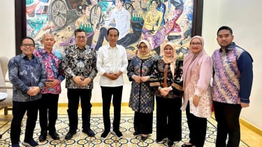 Taspen menghadiahkan kepada Presiden ke-7 RI Jokowi Widodo (tengah berkemeja putih) tunjangan pensiun dan jaminan hari tua.