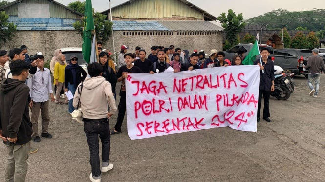 Mahasiswa melakukan aksi di Polda Banten