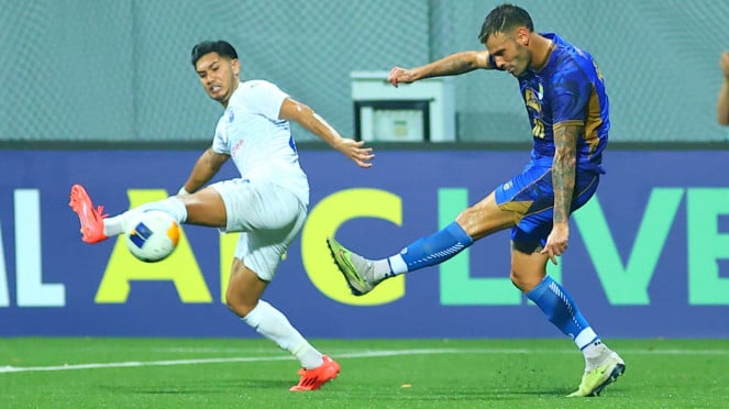El jugador de Perseble, el jugador de escolta Lion City recibió la Marina de Lion City mientras abrirá el disparo de Perseb Pino (Dok 2024 Confederación de Fútbol Asiático) 