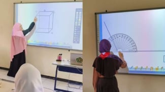 Viral! Guru di MTSN 1 Pasuruan Gunakan Papan Tulis 'Touchscreen' untuk Ajarkan Matematika