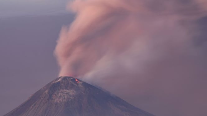 Gunung Lewotobi Laki-laki mengeluarkan material vulkanik saat tampak dari Desa Lewolaga di Titehena, Kabupaten Flores Timur, Nusa Tenggara Timur, Jumat, 8 November 2024.