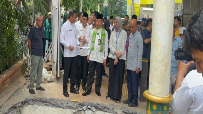 Penjabat Gubernur DKI Jakarta Teguh Setyabudi melakukan peninjauan saluran air 