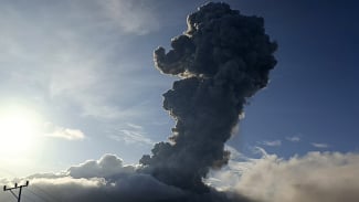 Erupsi Gunung Lewotobi Laki-laki, Tinggi Kolom Abu Capai 8.000 Meter