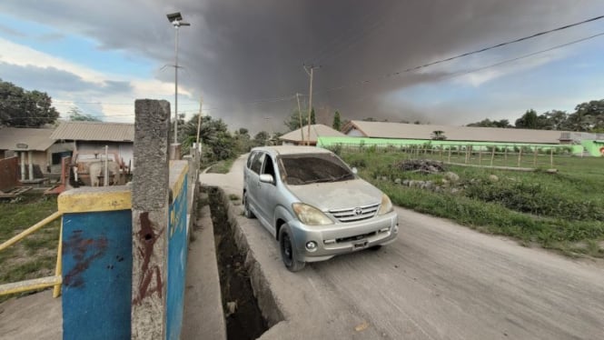 Peristiwa hujan abu vulkanik dari erupsi Gunung Lewotobi Laki-laki, di depan Kantor Desa Pululera, Wulanggitang, Kabupaten Flores Timur, Nusa Tenggara Timur, Jumat, 8 November 2024.