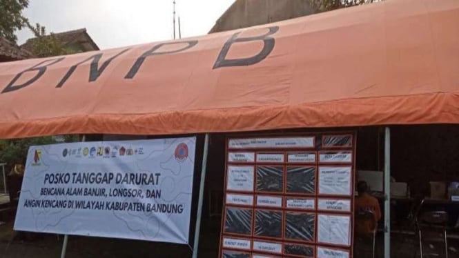 BPBD Kabupaten Bandung mendirikan tenda pengungsian.