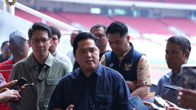 Ketua Umum PSSI Erick Thohir (tengah)