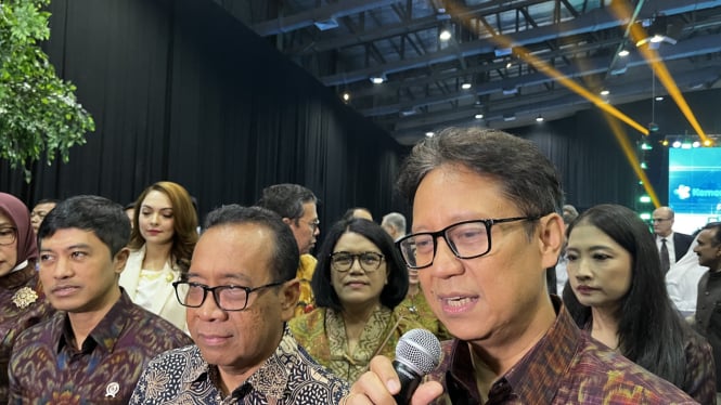 Wakil Menteri Kesehatan (Kiri), Dante, Menko PMK (Tengah) Pratikno, Menkes (Kanan) Budi Gunadi Sadikin, Foto: Isra Berlian