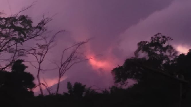 Gunung Lewotobi Laki-laki memuntahkan guguran lava pijar dalam erupsi yang terjadi pada Sabtu pagi, sekitar pukul 04.40 WITA.