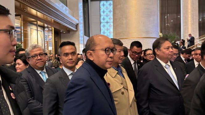 Anindya Bakrie bersama sejumlah menteri sambut kedatangan Presiden Prabowo di China