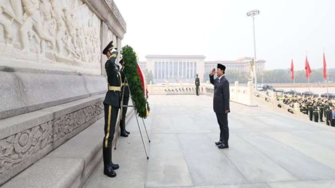 Presiden RI Prabowo Subianto mengunjungi Monumen Pahlawan Rakyat di Beijing.