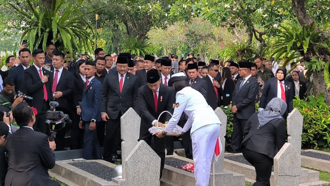 Wakil Presiden RI, Gibran Rakabuming Raka Tabur Bunga di Peringatan Hari Pahlawan