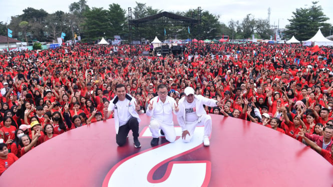 Senam massal bersama Calon Gubernur dan Wakil Gubernur Sumut, Edy Rahmayadi-Hasan Basri Sagala di Lapangan Sejati, Kota Medan.(istimewa/VIVA)