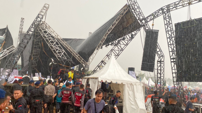 Panggung orasi politik calon gubernur banten nomor urut 1 ambruk diterjang hujan angin di tangerang