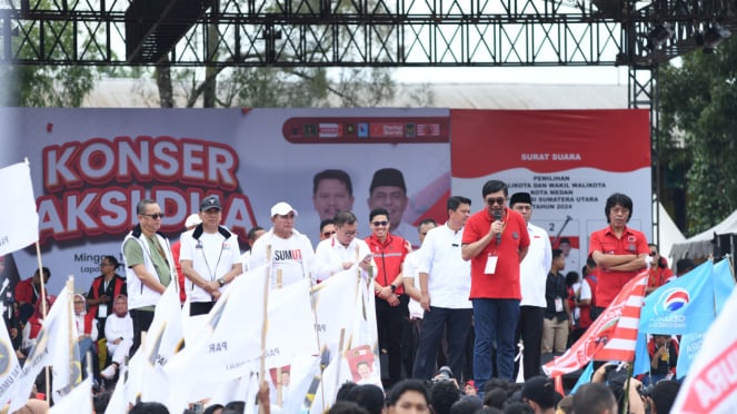 El presidente de Ideología y Generación de Cuadros del PDI-P DPP, Jarot Syaiful Hidayat, en la Gran Campaña Edi-Hasan, en la plaza Sejati Pratama, ciudad de Medan (BSPutra/VIVA).