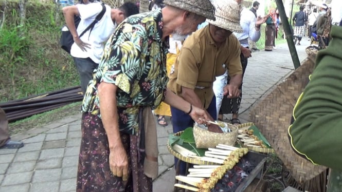 Pekak Tekor sedang membuat sate ayam lilit di area Subak Spirit Festival 