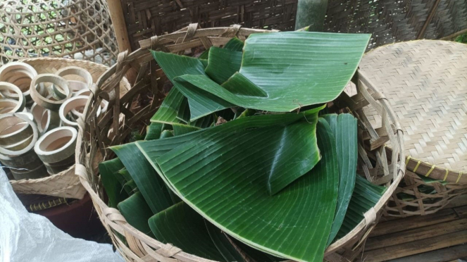 Daun pisang untuk alas nasi tekor khas Bali