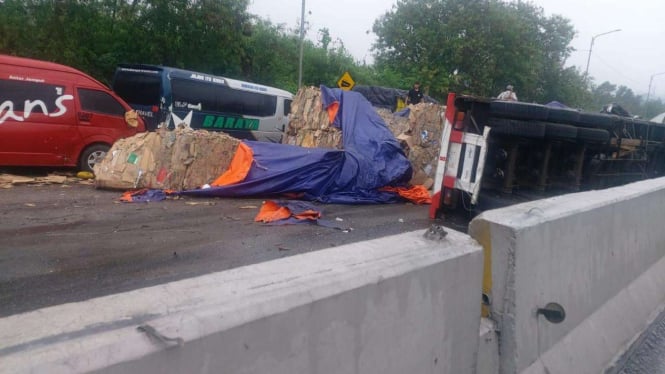 Kecelakaan sejumlah kendaraan di ruas Tol Purbaleunyi