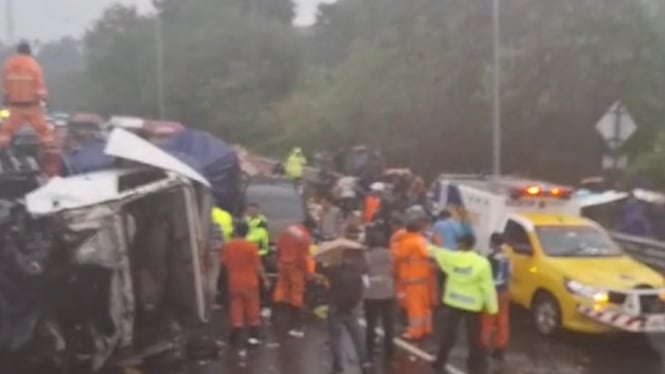 Kecelakaan sejumlah kendaraan di ruas Tol Cipularang