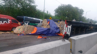 Kecelakaan Beruntun di Tol Cipularang KM 92, Tabrakan pada Jalur Menurun