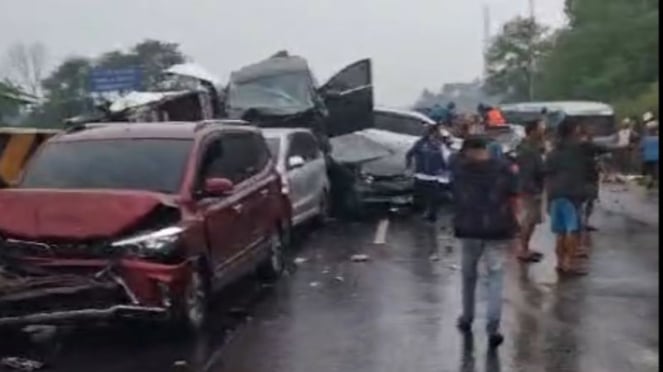 Kecelakaan beruntun di Tol Cipularang.