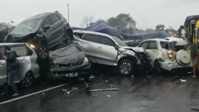 Kecelakaan beruntun di Tol Cipularang KM 92.