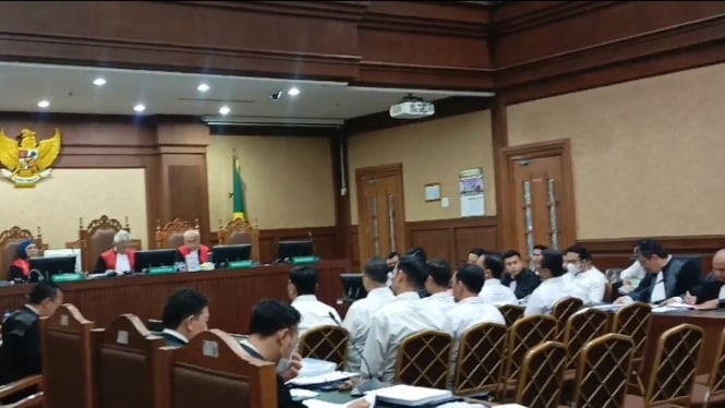 Menyesal Menerima Uang Suap, Mantan Petugas Rutan KPK Sambil Menangis