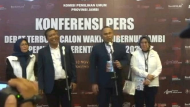 Cawagub Letjen (Purn) Sudirman (kanan) Menjawab Pertanyaan Awak Media usai debat cagub-cawagub Jambi   