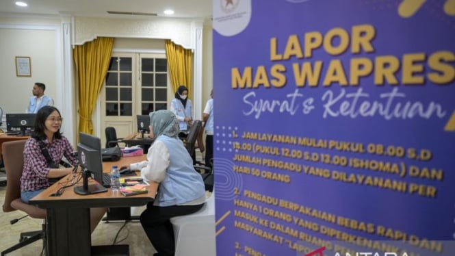 Petugas melayani laporan warga melalui program Lapor Mas Wapres di Istana Wakil Presiden, Jakarta, Senin, 11 November 2024.